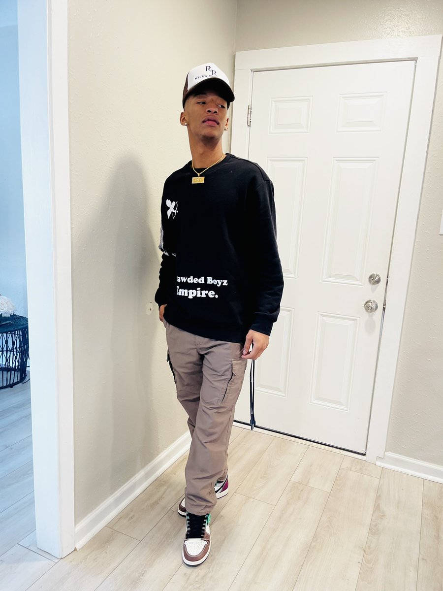 NoahJacksonRR's tweet photo. hol on bx don’t touch me, ion want nobody seeing nothing. 💸#RetawdedBoyzEmpire https://t.co/A785Wq4wNc