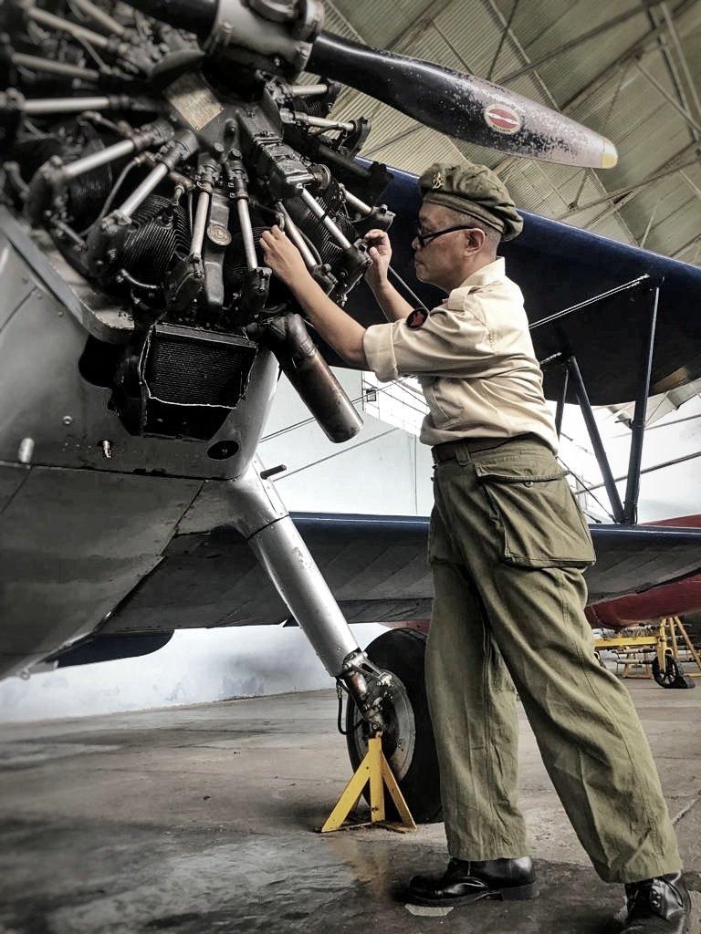 Stearman
Seorang KNIL sedang memeriksa mesin pesawat latih mula bertahun pembuatan 1944 dari pabrikan Boeing. Pesawat bersayap ganda ini terbang dengan membawa dua awak. Nama bekennya 'Boeing Stearman'.