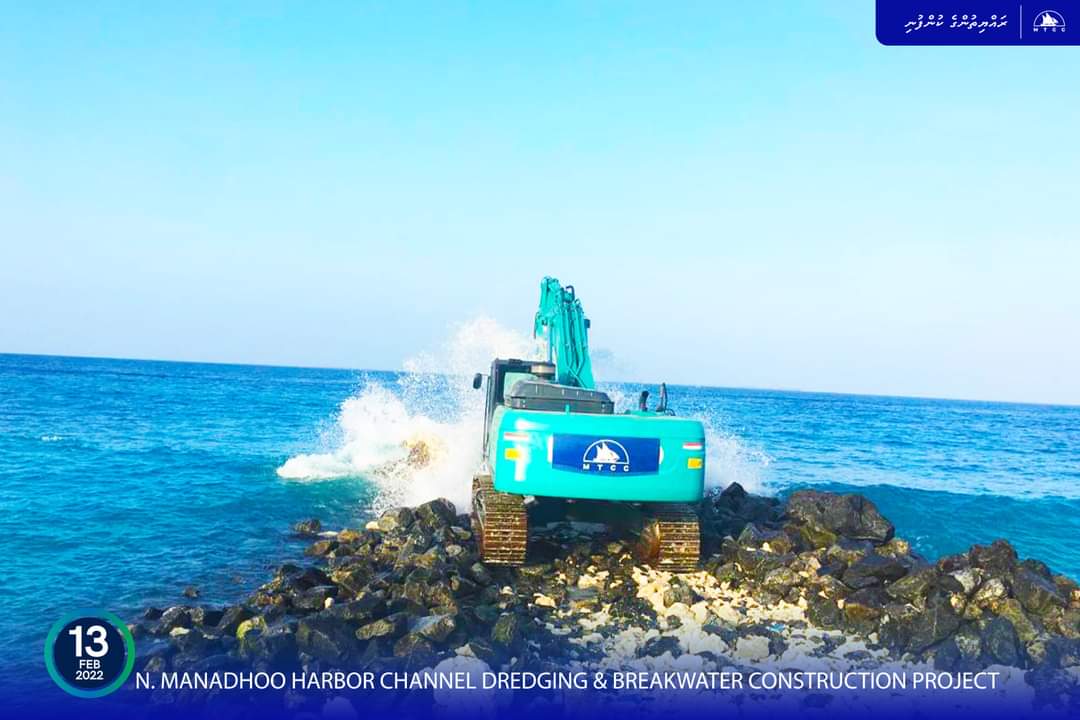 iburahimali's tweet image. ނ. މަނަދޫ ބަނދަރުގެ ނެރު ފުންކުރުމާއި ބޭރުތޮށި ލުމުގެ މަޝްރޫޢުގެ ދަށުން، މިހާރު ކުރިއަށްދަނީ ޑްރެޖިންގ މަސައްކަތްތަކާއި ޖެޓީ ހެދުމަށްޓަކައި ފޫޓިންގ ކާސްޓިންގް މަސައްކަތްތައް.

#MTCCProjects #ongoingprojects