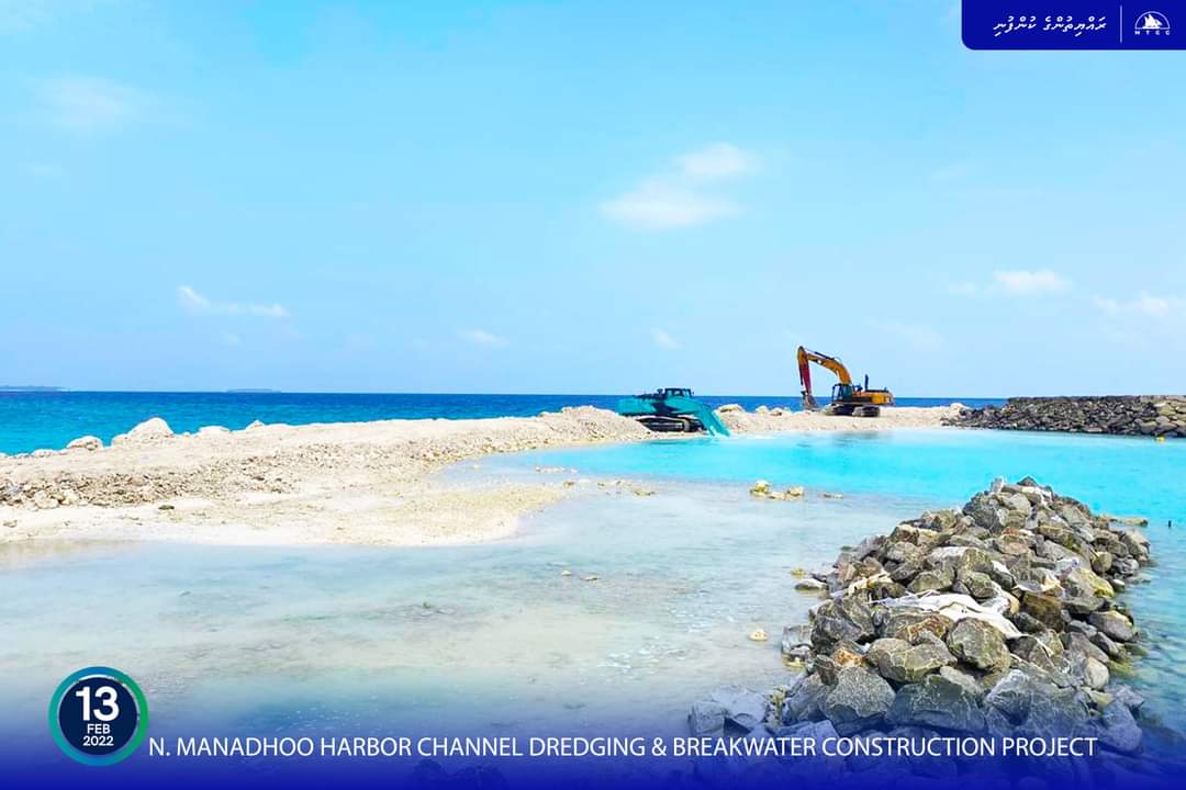 iburahimali's tweet image. ނ. މަނަދޫ ބަނދަރުގެ ނެރު ފުންކުރުމާއި ބޭރުތޮށި ލުމުގެ މަޝްރޫޢުގެ ދަށުން، މިހާރު ކުރިއަށްދަނީ ޑްރެޖިންގ މަސައްކަތްތަކާއި ޖެޓީ ހެދުމަށްޓަކައި ފޫޓިންގ ކާސްޓިންގް މަސައްކަތްތައް.

#MTCCProjects #ongoingprojects