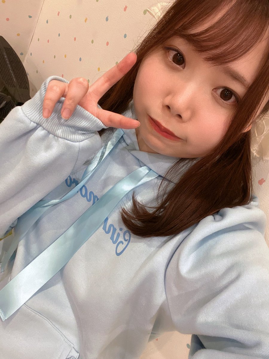 moechryo_mami's tweet photo. 今日はあずさちゃん卒業式＆女子寮最終日です���
寂しいけど今日は一緒にあずさちゃんのお見送りしようね！！！！
14:00~21:00でオープンしてるからみんな待ってるからね！！！！

今日は大好きなあずと双子コーデしてます🎮🐙 https://t.co/d3tUEVVtr9