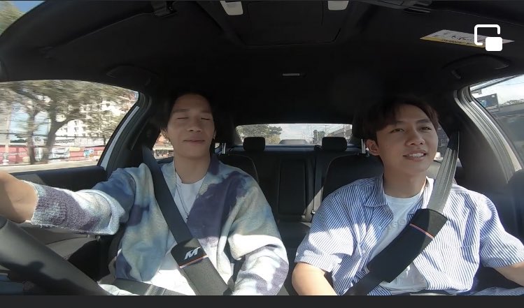 ppapsr00's tweet photo. ถือกล้องเองขับรถกัน2คน vlogแบบนี้เลยที่แม่ต้องการ #VLOGพร้อมมาร์ค https://t.co/Sk7XxOLE0P