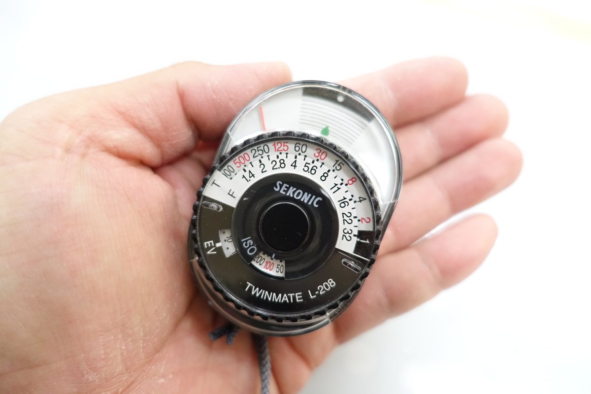 sanpoucamera's tweet photo. こちらも人気の有る露出計
SEKONIC ツインメイト L-208
入荷しました~(´▽`*)
SEKONICはスタ��オデラックスのシリーズが
有名ですが
こちらは小さくシンプルな操作
写真を覚えるのにも丁度いい露出計になります
個人的には・・・
このアナログ感が良いです~(´▽`*)
#L208
#SEKONIC https://t.co/CHg2f9vwhS