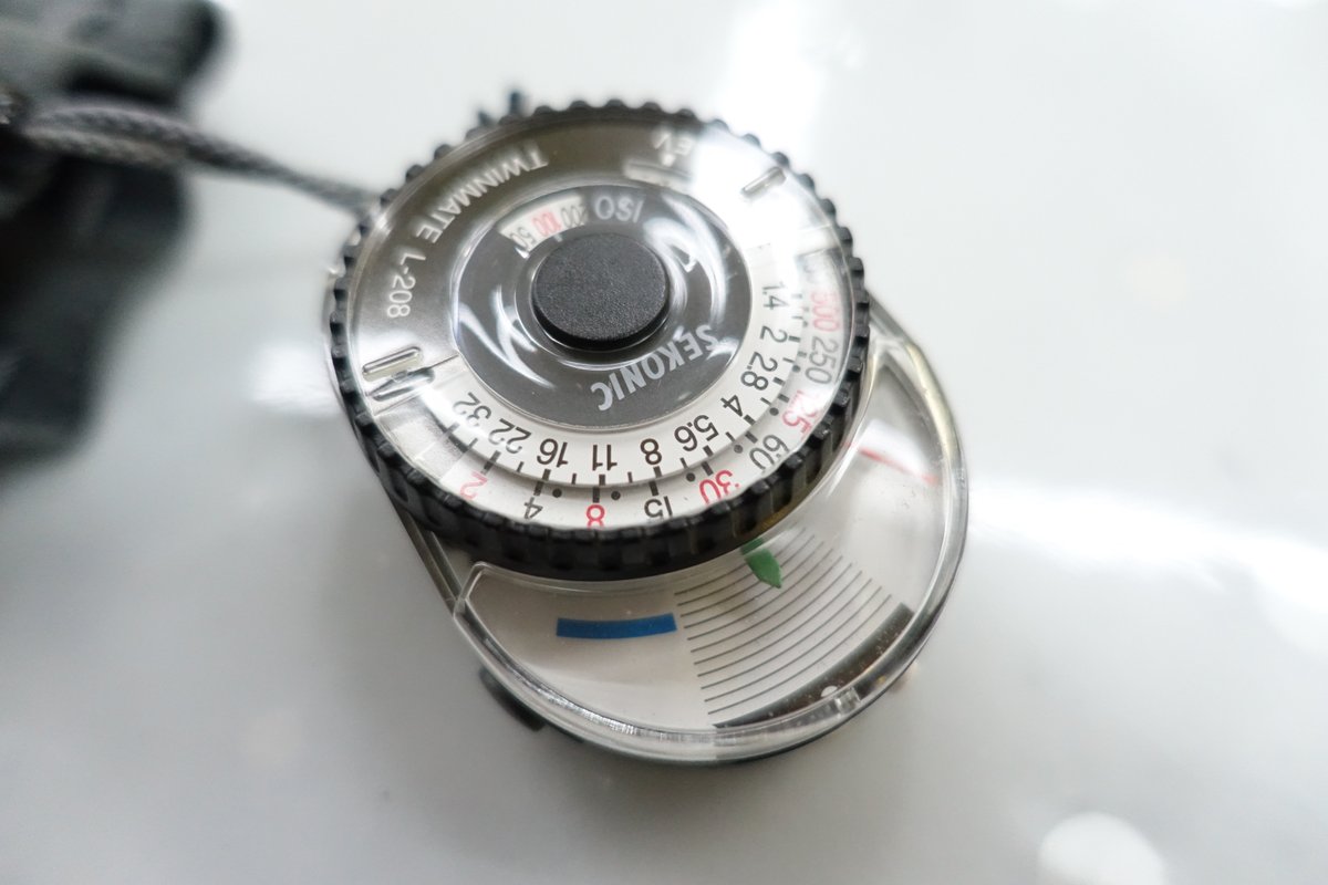 sanpoucamera's tweet photo. こちらも人気の有る露出計
SEKONIC ツインメイト L-208
入荷しました~(´▽`*)
SEKONICはスタ��オデラックスのシリーズが
有名ですが
こちらは小さくシンプルな操作
写真を覚えるのにも丁度いい露出計になります
個人的には・・・
このアナログ感が良いです~(´▽`*)
#L208
#SEKONIC https://t.co/CHg2f9vwhS