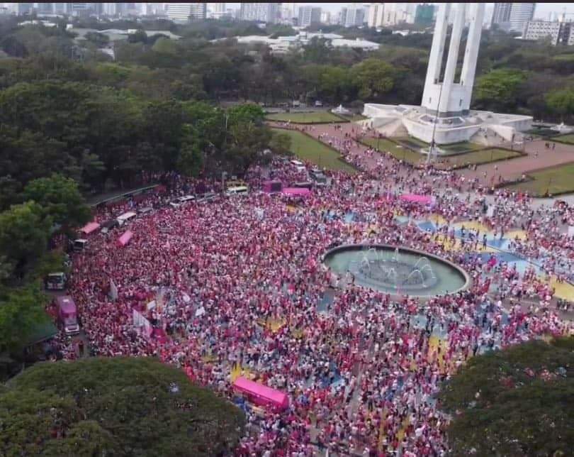 TitaCluvSarahG's tweet photo. VP LENI is the SUPERSTAR in this Election Season. The only Hope of The Filipino people for a better future of our country. Napuno ang buong QC Memorial Circle. Umaapaw Ang tao. 

#PinkSunday #PinkSunday
#QCCircle 
#LeniAngatSaLahat 
#KulayRosasAngBukas https://t.co/I5g7Gn59Jc