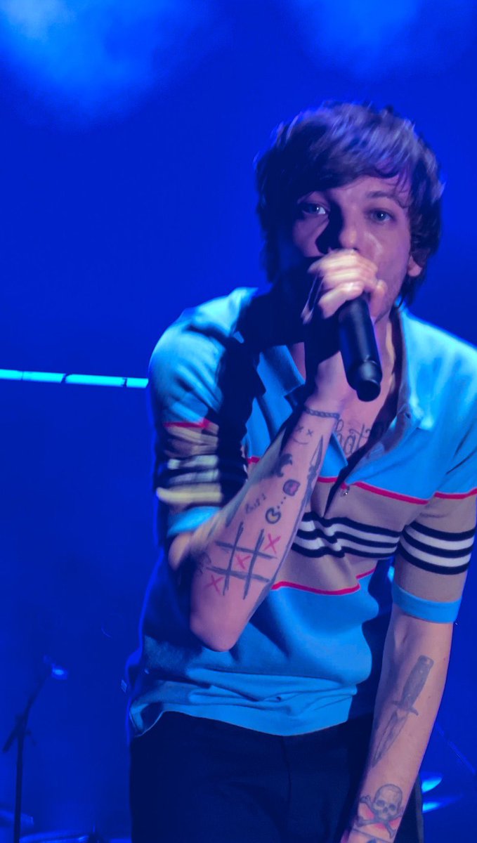 fitflouisst's tweet photo. abro hilo muy necesario de fotos en buena calidad de louis tomlinson en su concierto en New York n2 ❤️ https://t.co/p87p9tIEOE