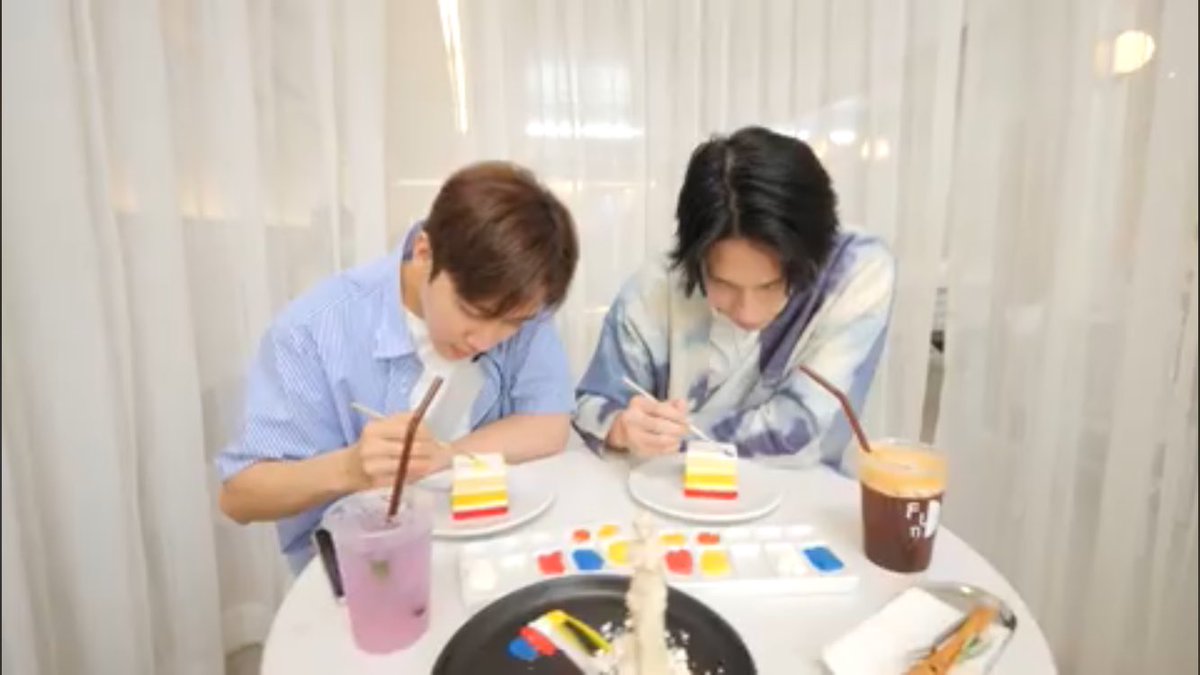 saranytk's tweet photo. ชอบเวลาเค้าสองคนตั้งใจทำอะไรสักอย่าง แต่เดี๋ยวนะ ���นาดมุมนี้ยังเหมือนกันเลยอะ เนื้อคู่!!! 😳 #VLOGพร้อมมาร์ค #พร้อมมาร์ค https://t.co/xE1DLESey3