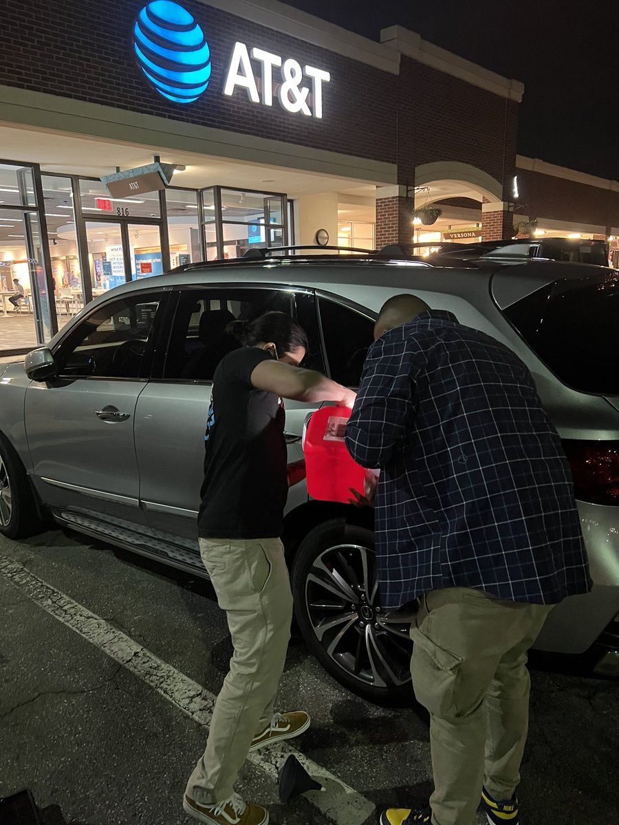 CoachMel__'s tweet image. When a customer runs out of gas in front of your store. What do your RSCs do? Justin &amp;amp; Tre both stepped up and delivered a 5 star curbside experience for our customer👏🏽 ‼️ 
#FriendlyCenter🌐

@Shawn6222 @jerryfornwalt @404girl