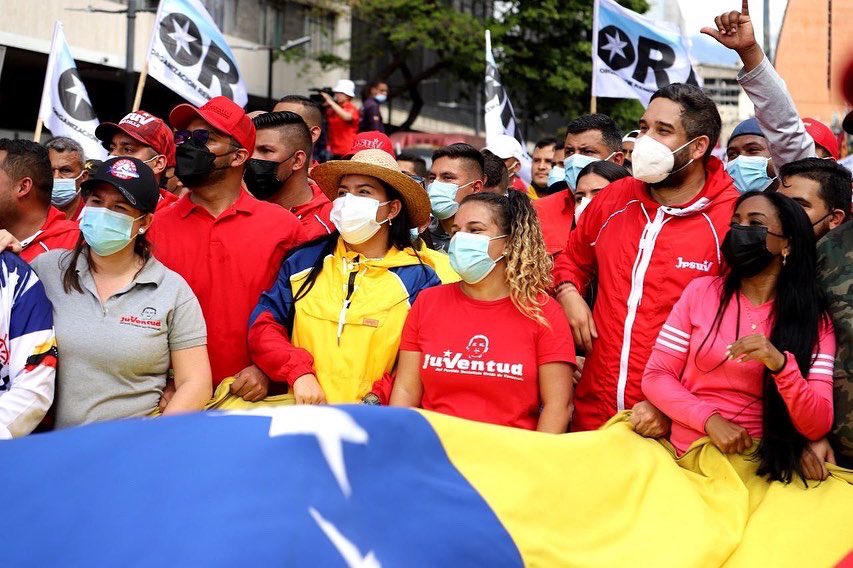 Nuestra <a href="/JuventudPSUV/">Juventud PSUV</a> impregnó las calles de Caracas de alegría y entusiasmo, elevando las banderas de José Félix Ribas, reafirmando que su ejemplo sigue siendo consigna viva: ¡Necesario es Vencer!
