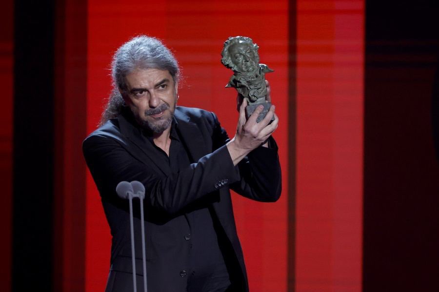 Yolanda_Diaz_'s tweet photo. Los premios #Goya2022 han reunido esta noche el talento y el futuro del cine español. 

El apoyo y el compromiso con nuestro sector audiovisual es la mejor garantía de seguir potenciando una producción cultural de gran calidad y reconocida a nivel internacional. https://t.co/VP6fIH7MKX