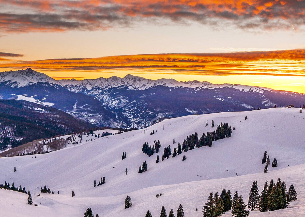vailmtn's tweet photo. The sky was just showing off tonight! 🌅 https://t.co/wVQnlnSTh3