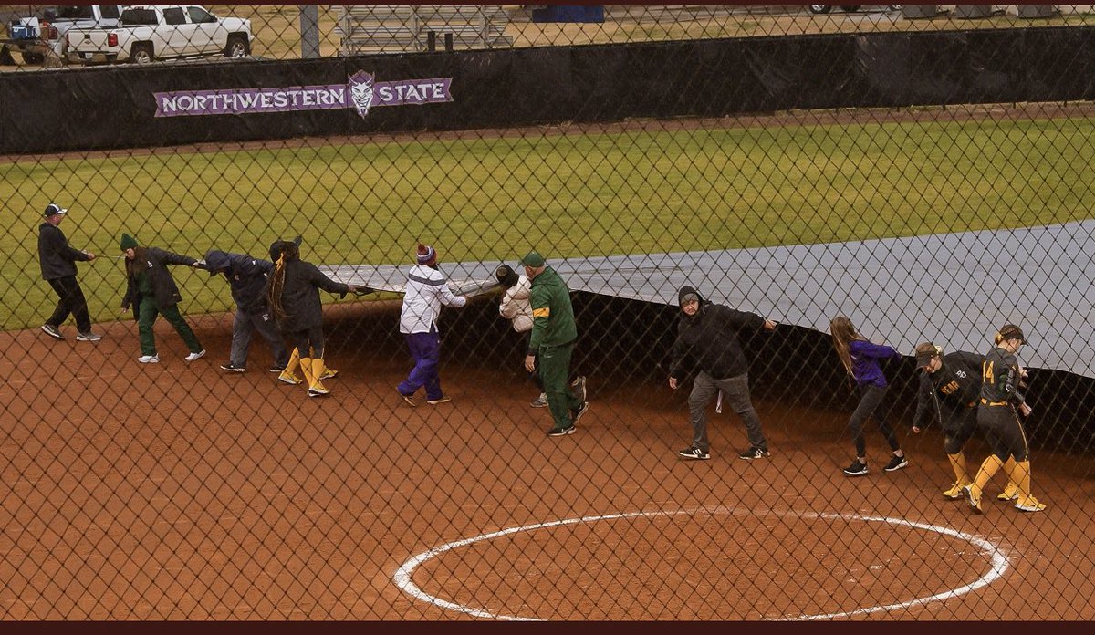 NSUDemonsSB's tweet photo. Huge shoutout to @BaylorSoftball and @GoMocsSB for helping us pull tarp today. We appreciate you! #TeamWorkMakesADreamWork https://t.co/wxlKzsYzRn