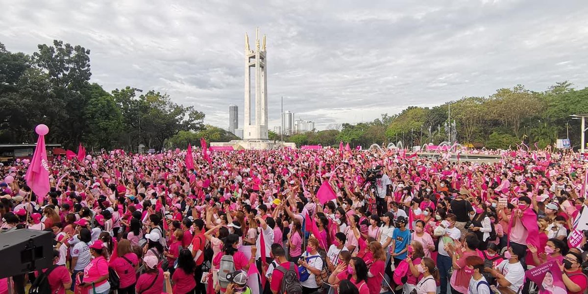 GerryCacanindin's tweet photo. Ang aga ng call time ha. Alas-sais ng umaga. Pero alas-kwatro pa lang marami nang tumungo sa venue. Ganyan kasi mga LenLen. Sanay bumangon ng maaga at magbanat ng buto. Kasi wala sa bukabularyo nila ang magnakaw at manglamang kaya kailangang kumayod nang marangal. https://t.co/kC41ejP5ci