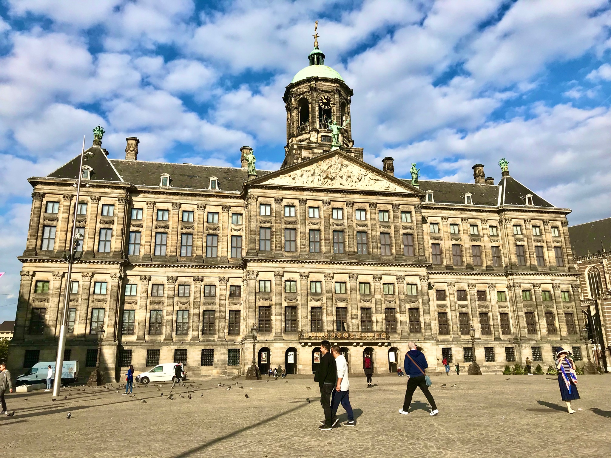 Kabu Tabi Al Twitter オランダ アムステルダム アムステルダムの観光拠点ダム広場 西側にあるのは王宮で公的行事以外の日は見学が可能 右側には新教会 外観だけで溜息出る風格 旅行好きな人と繋がりたい T Co Q8btjxigcl Twitter