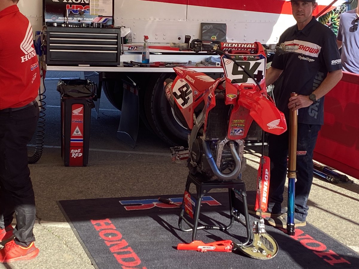 Tyson513's tweet photo. @Jason66Thomas @pulpmx Ken’s bike in between times practices https://t.co/flbXJrjUyI