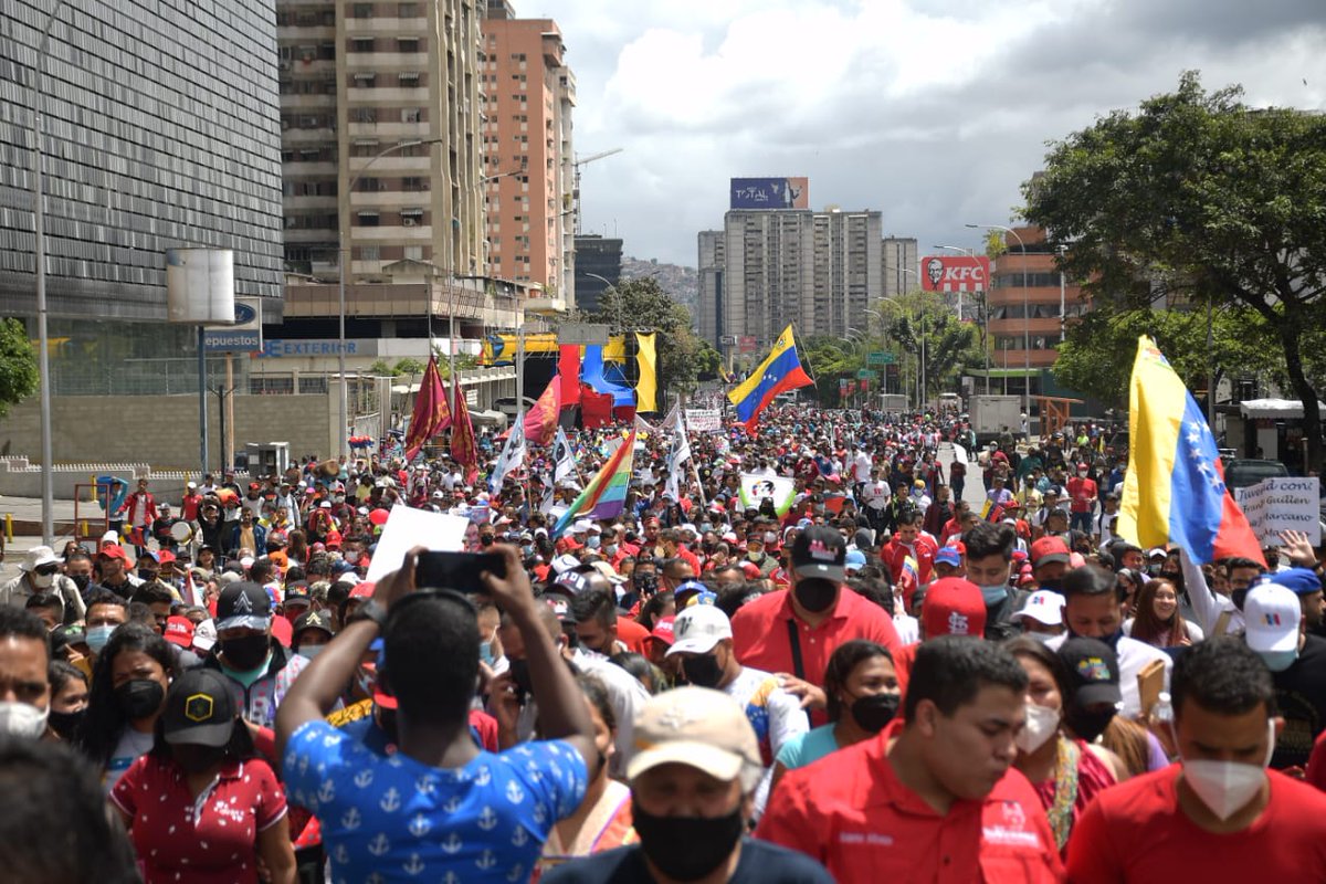 #12Feb ¡El Huracán Bolivariano recorre las calles de Caracas! Con el tricolor nacional como estandarte, los jóvenes inician el recorrido de esta monumental marcha, rumbo al centro de Caracas, en el día de La Victoria. ¡Nosotros venceremos! @NicolasMaduro #JuventudLealYPatriota