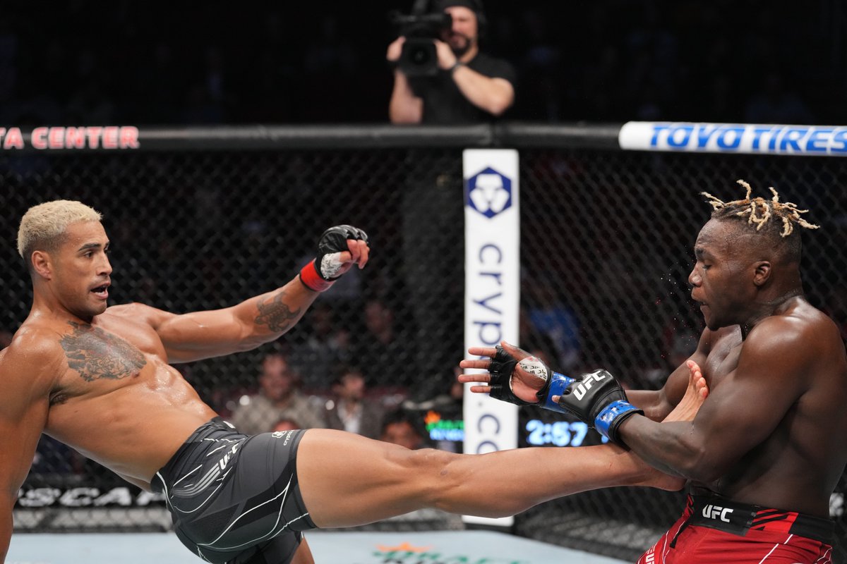 Entering the 3rd round!

How are you scoring it so far 📝 

 [ #UFC271 | Prelims are LIVE on @ESPN &amp; E+ ]