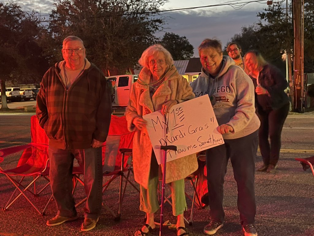 CWatkins_TV's tweet photo. Ms. Mary’s first parade! 🤩💜💚💛 #Poseidon @wdsu #ParadeTracker #Slidell https://t.co/gs1IIxh60Y