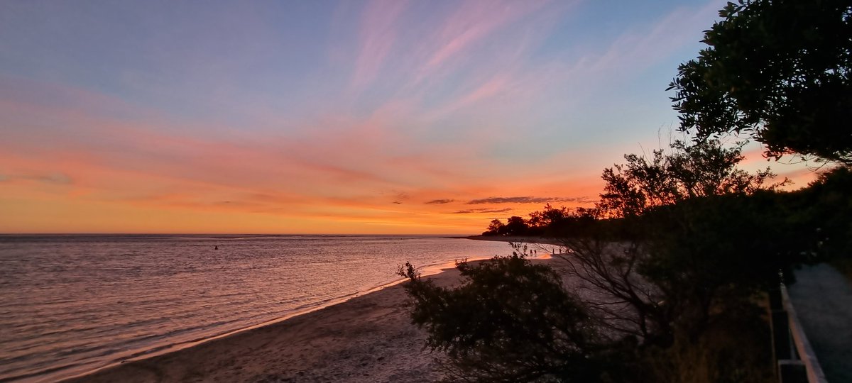 DopeyB2's tweet photo. What a way to end the long but great day to a holiday 😍
#holidays 
#sunsets 
#BeautifulWorld https://t.co/sLJ4UWjaeu