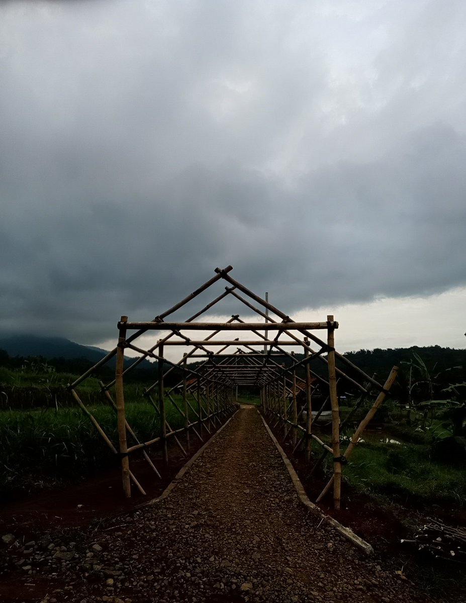 Suasana sore hari di Kampung Bungur. Sedikit mendung tapi tetap dapat menikmati secangkir kopi.
<a href="/e_kunandar/">Engkun Kunandar</a> <a href="/bp2dciamis/">Bp2d Ciamis</a> <a href="/budikurnia/">budi kurnia</a> #DesaWisataNusantara #DiCiamisAza