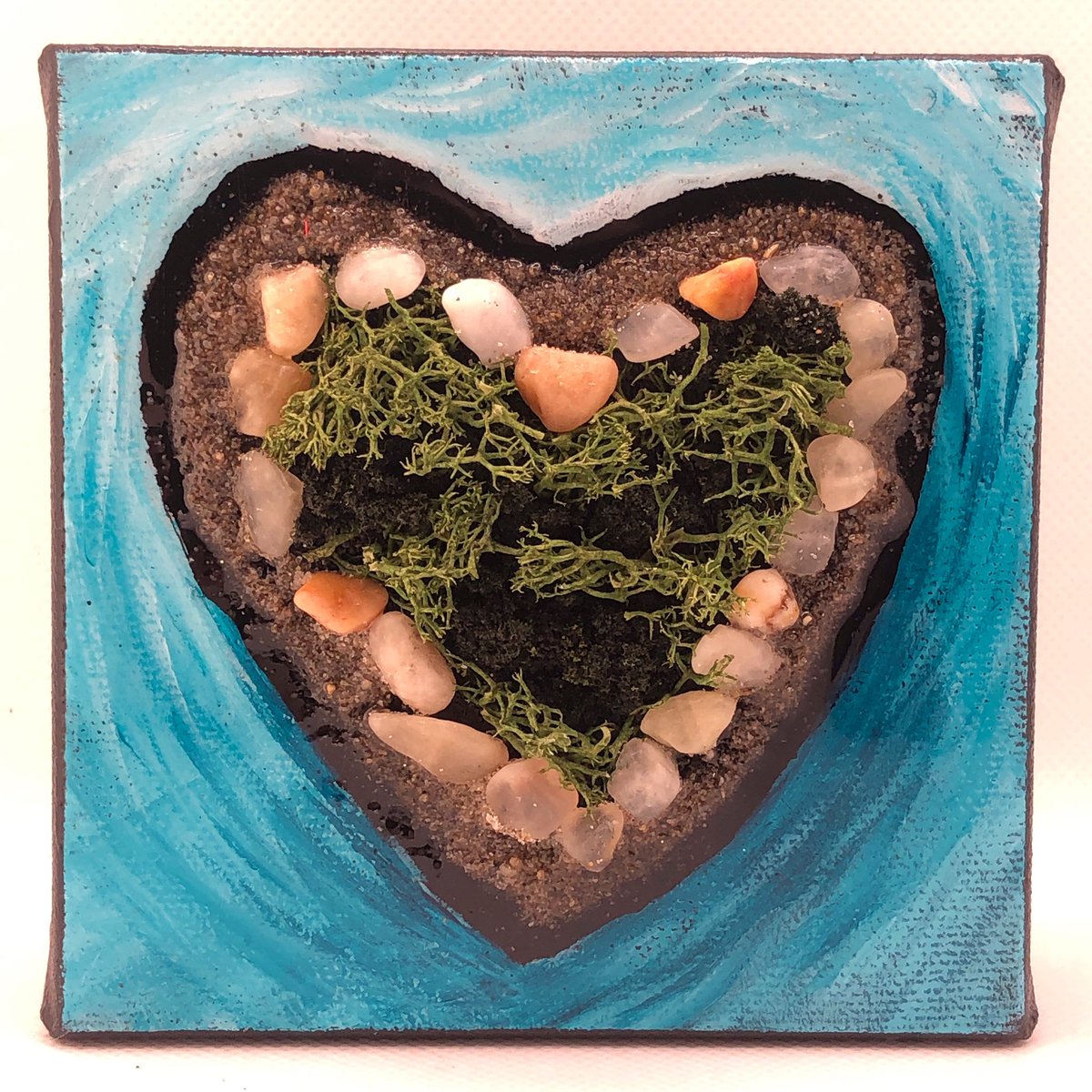 Only 15 mins left in the auction and this quirky little Hart had no bids! Be your own castaway on a private island. Starting bid $50. 

32auctions.com/WallofHarts2022

#WallofHart 
#HartoftheDay
#HeartMonth