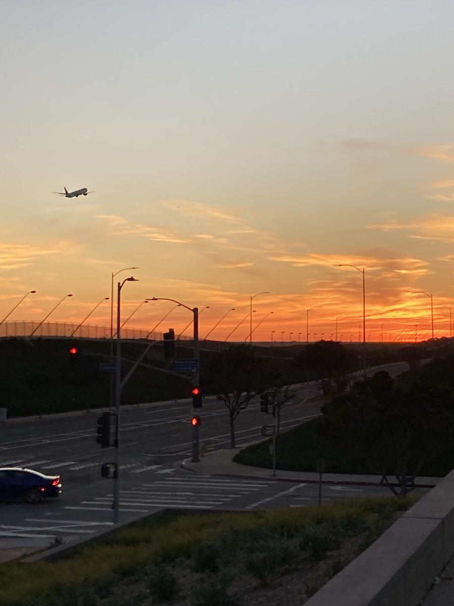With high clouds overhead we're bound for a great sunset. Today definitely did not disappoint! Here's a lovely view from LAX with a departing flight in the background 😍 ✈️🌇 #CAwx #SoCal #sunset #planes