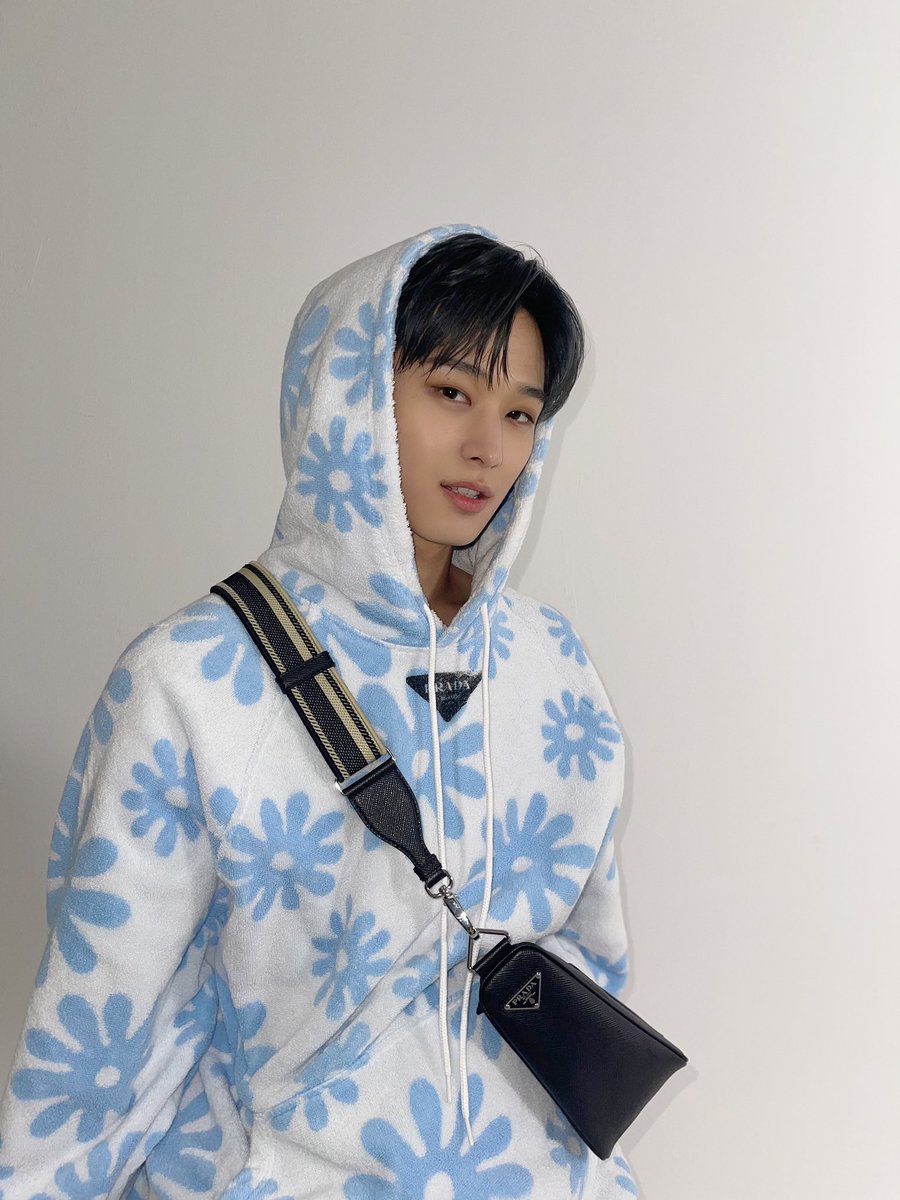 90sunsetz's tweet photo. ✦ — ✧ ¿Creían que no me presentaría en #TXT6thCB? Sepan que llevo esperando mucho por el regreso de @inTXTzip y obviamente me iban a tener en primera fila gritando por todos los talentitos bc lo merecen y en especial por mi piñardillita. Tonight #𝕚𝐄SCAPE con los txt reales.😍 https://t.co/gABXnbkdEu