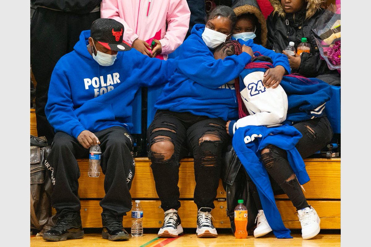 Minneapolis North Polars community gathers at basketball game to grieve and  honor the memory of slain 15-year-old DeShaun Hill. startribune.com/minneapolis-no…