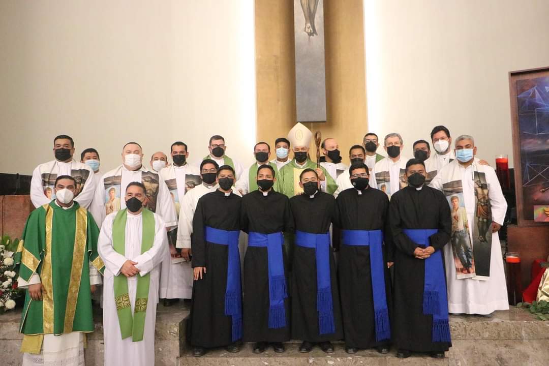 Seminario_Mty's tweet photo. Cinco alumnos del Seminario Menor han recibido su sotana, signo de renuncia al mundo y entrega total a Cristo.
#SíQuiero #SúmateALaEsperanza https://t.co/2gkbly88Nc