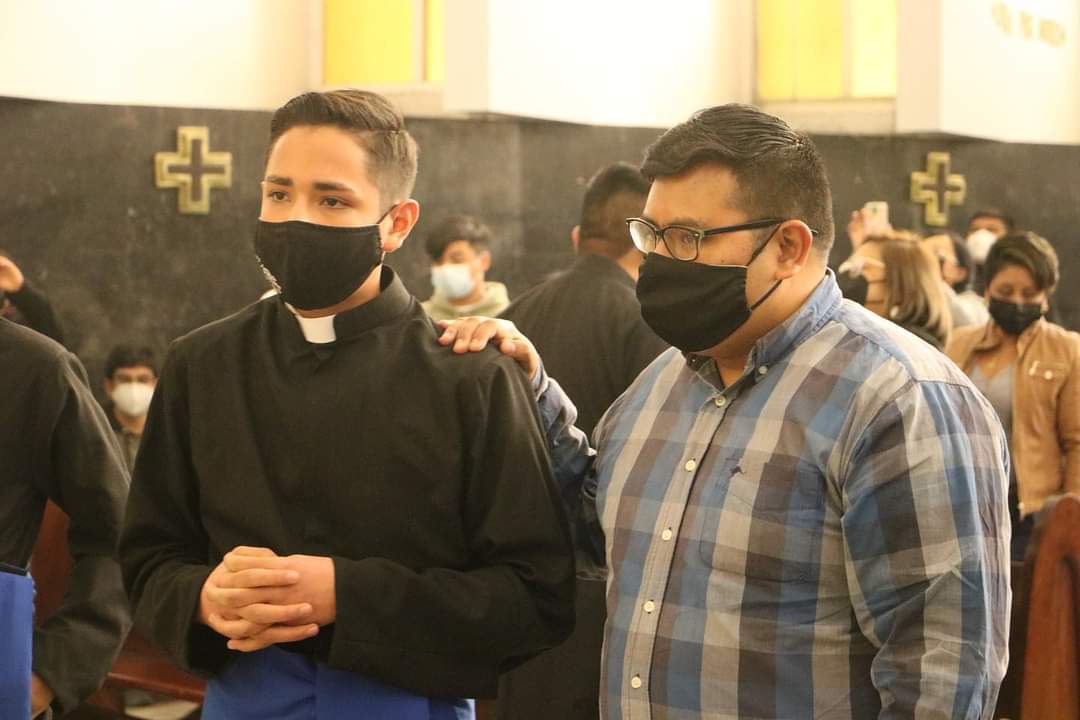 Seminario_Mty's tweet photo. Cinco alumnos del Seminario Menor han recibido su sotana, signo de renuncia al mundo y entrega total a Cristo.
#SíQuiero #SúmateALaEsperanza https://t.co/2gkbly88Nc