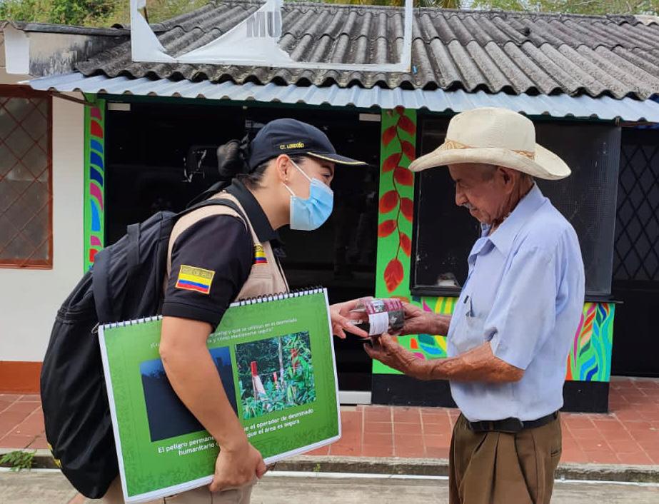 Educadores en Riesgo de Minas del Batallón de Ingenieros de Desminado Humanitario n°.4, invitan a la comunidad de los  municipios de Mesetas y Vistahermosa #Meta, a  tener comportamientos seguros para evitar situaciones de riesgo con mina antipersonal.

#SoldadoEsServicioSocial