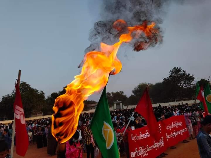 pzl_jourlm's tweet photo. More than 3,000 citizens of #Yinmarbin's three villages unitedly staged massive march strike as well as public strike speech to eradicate fascist regime on Feb-12 .

#2022Feb13Coup 
#Australia_StopFutureFund
#WhatsHappeningInMyanmar https://t.co/qZD5Kgl9ay