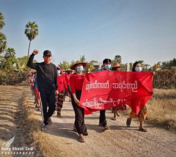 pzl_jourlm's tweet photo. As covering the red colours in a whole strike , Latpadaung &amp; SaLingyi's civilians allied and staged powerful massive march protest to eliminate fascist army on Feb-12 .

#2022Feb13Coup 
#Australia_StopFutureFund
#WhatsHappeningInMyanmar https://t.co/LUUQY8einq