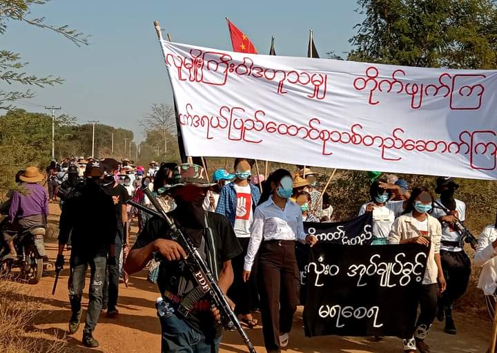 SMOLB20695's tweet photo. With protection of local PDFs, basic education general strike committee and residents of #Myaing township demonstrated against the genocidal junta on February 12, to mark 75th anniversary of the Panglong Agreement

#Australia_StopFutureFund
#2022Feb13Coup
#WhatsHappeningInMyanmar https://t.co/KCE5afDllg