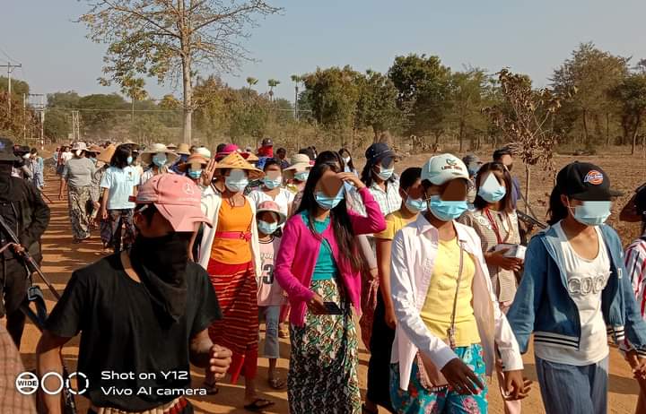 SMOLB20695's tweet photo. With protection of local PDFs, basic education general strike committee and residents of #Myaing township demonstrated against the genocidal junta on February 12, to mark 75th anniversary of the Panglong Agreement

#Australia_StopFutureFund
#2022Feb13Coup
#WhatsHappeningInMyanmar https://t.co/KCE5afDllg