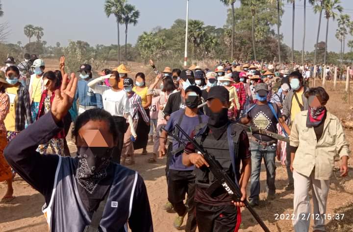 SMOLB20695's tweet photo. With protection of local PDFs, basic education general strike committee and residents of #Myaing township demonstrated against the genocidal junta on February 12, to mark 75th anniversary of the Panglong Agreement

#Australia_StopFutureFund
#2022Feb13Coup
#WhatsHappeningInMyanmar https://t.co/KCE5afDllg