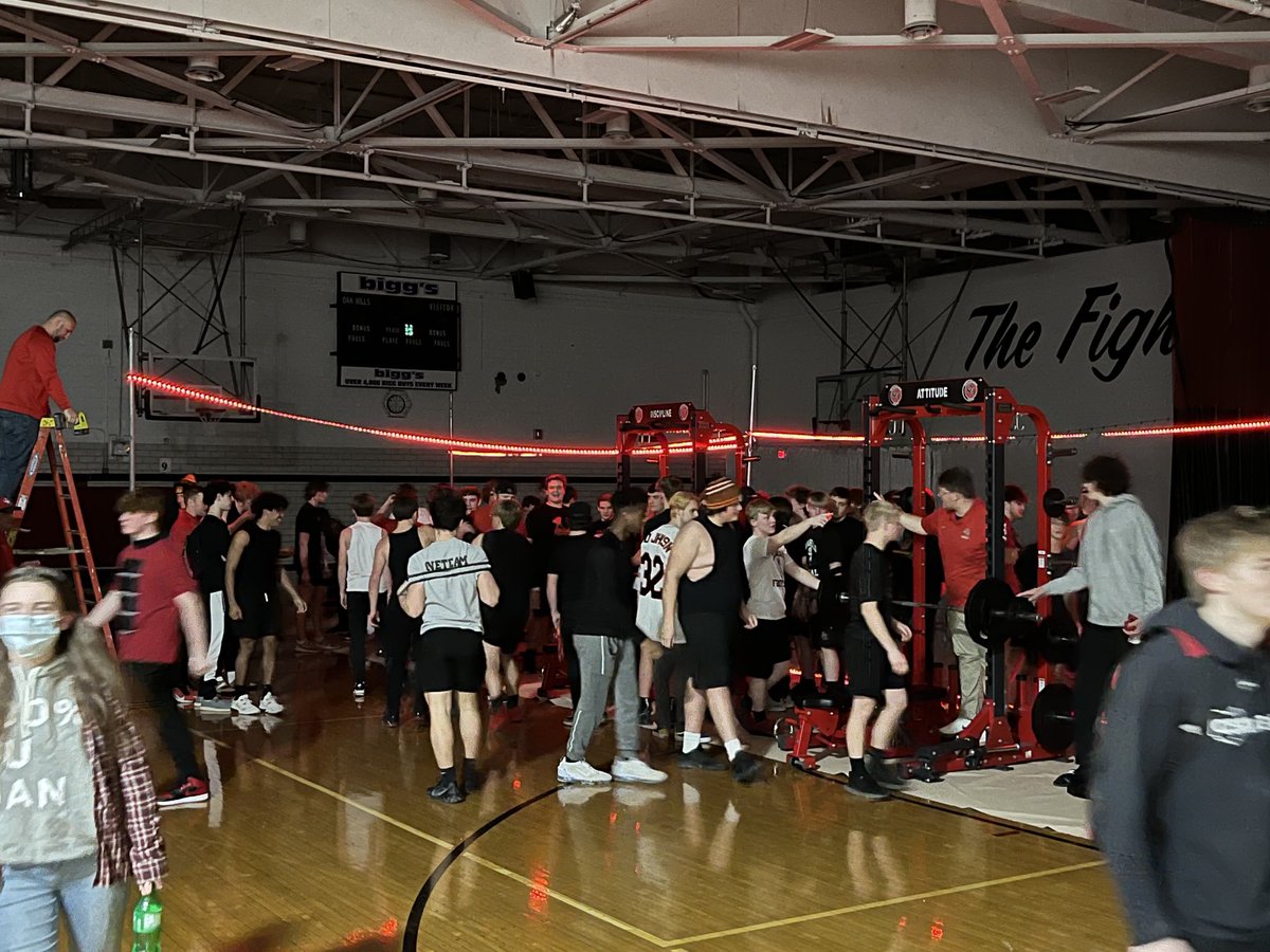 WeAreOakHills's tweet photo. ⁦@OakHillsFB⁩ with their midnight lift.  ⁦@OHLSD⁩ ⁦@CoachKPross⁩  good things happening. https://t.co/cMeCgTtgv4