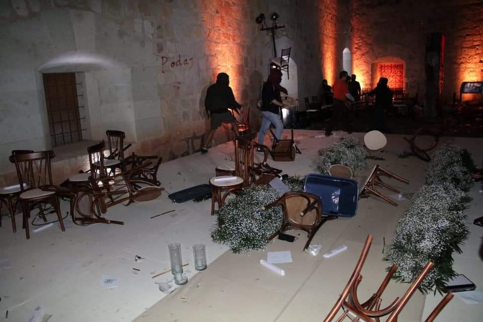 Maestros de la sección 22 boicotearon la boda de Elba Esther Gordillo en Oaxaca. 

El evento tendría lugar en el Jardín Etnobotánico.