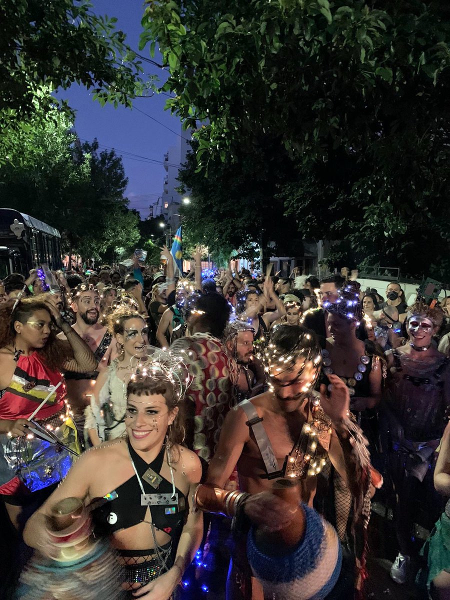 CasaGatica's tweet photo. C recontra pikó el carnaval del Bloco en la puerta de @CasaGatica https://t.co/BheNEFg9LU