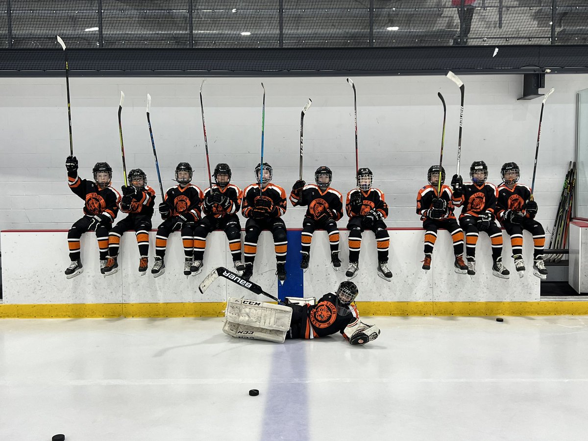 Squirtb2Delano's tweet photo. So proud of this @Squirtb2Delano group. This weekend has been a grind but they have gone 3-1 and find themselves in the diamond bracket championship game in the fargo squirt international! Puck drop 8:15 am Sunday morning!! @AreaDayha @YouthHockeyHub #weareoneteam https://t.co/y9lhl9KpsU