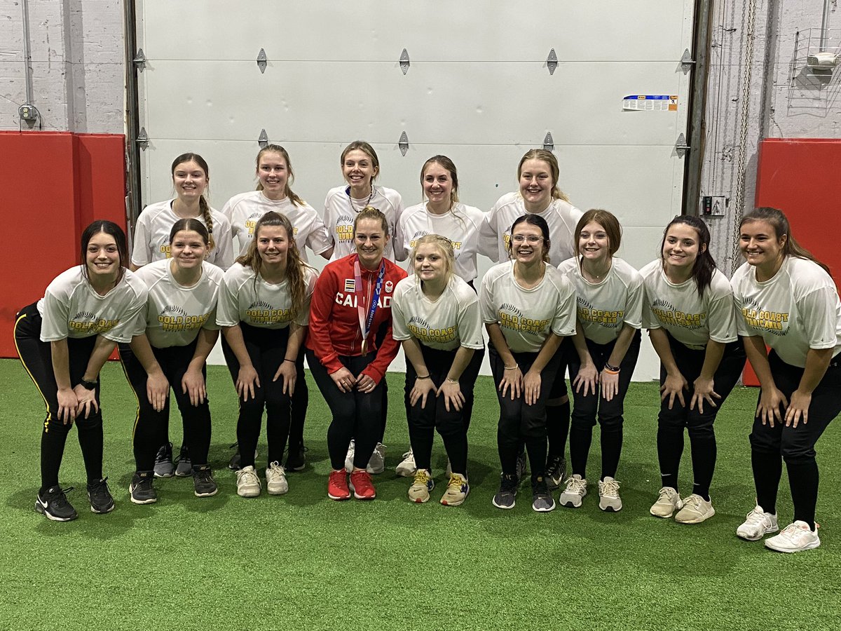 2022LHaser's tweet photo. What a day. Went from a basketball game right to a GCH work out with Canadian Olympic Bronze medal winner @joey1ye.  Thank you Joey for sharing not only your knowledge and skill with us but also your Bronze medal. 🥎💪 @ShipSoftball @DoubleUpSball @GCHurricanesFP @rockssoftball https://t.co/YLgwuRMPCM