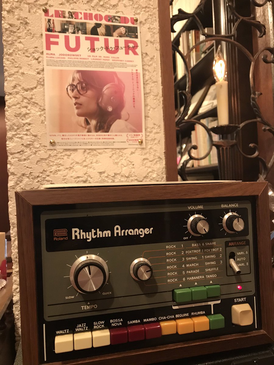 cinekoya_tenshu's tweet photo. シネコヤに
#ショックドゥフューチャー
に登場した、Rolandのリズムマシーンが！※型番は違います。 https://t.co/ihy9pb1DhA