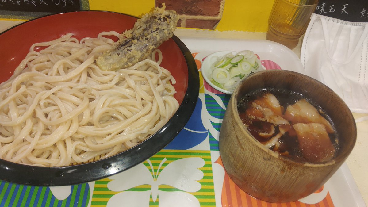 hotheart's tweet photo. いいだし汁とナスの天ぷら、美味しいうどんと幸せな一時^^
そして武蔵野うどん食って店出たら雪が降っていた。。。 https://t.co/0p8u7UBQRI