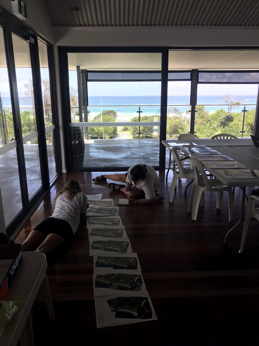 What a glorious classroom! We’ve been out in the field this morning teaching our @Uni_Newcastle @UoN_CaMS third-year students all about beaches and are spending this afternoon looking at what we can learn about #beaches 🏖 from aerial photos and satellite images.