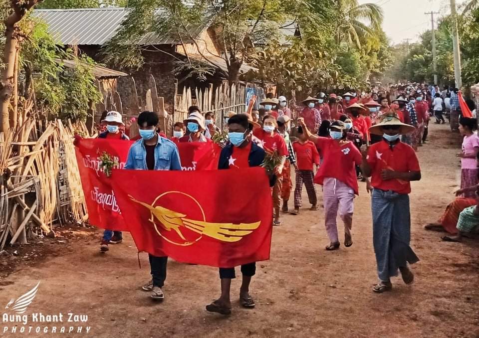 HThingyan's tweet photo. Anti-coup revolutionary RED 🟥 strike in Sagaing's Salingyi Twp, Mount Letpadaung on Feb 12. 🪧  #2022Feb13Coup #Australia_StopFutureFund #WhatsHappeningInMyanmar https://t.co/UO7RdkYIil