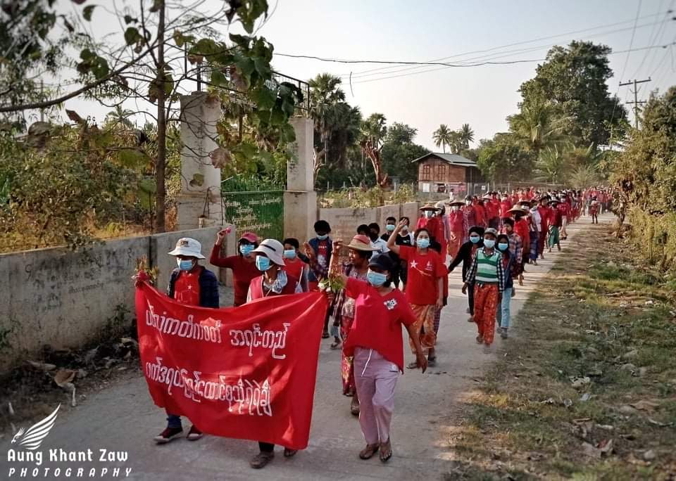 HThingyan's tweet photo. Anti-coup revolutionary RED 🟥 strike in Sagaing's Salingyi Twp, Mount Letpadaung on Feb 12. 🪧  #2022Feb13Coup #Australia_StopFutureFund #WhatsHappeningInMyanmar https://t.co/UO7RdkYIil