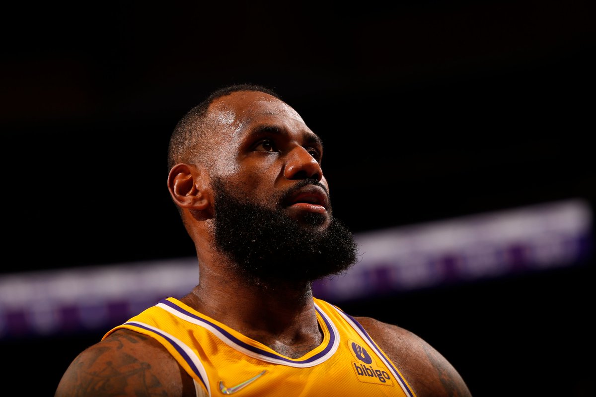 SC_ESPN's tweet photo. A sus 37 años, LeBron James se acaba de transformar en el jugador con más puntos EN TODA LA HISTORIA de la #NBAxESPN (sumando temporada regular y Playoffs). Supera los 44149 de Kareem Abdul-Jabbar. https://t.co/QjmnaTZRot