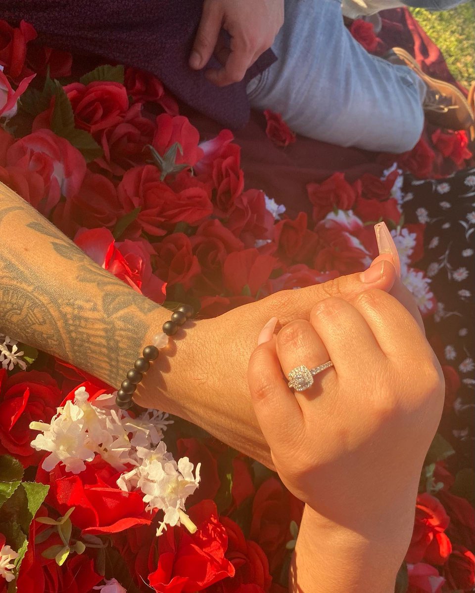 giggleeboxx's tweet photo. Forever and ever ♾🤍💍 https://t.co/PXbTNP2Fur