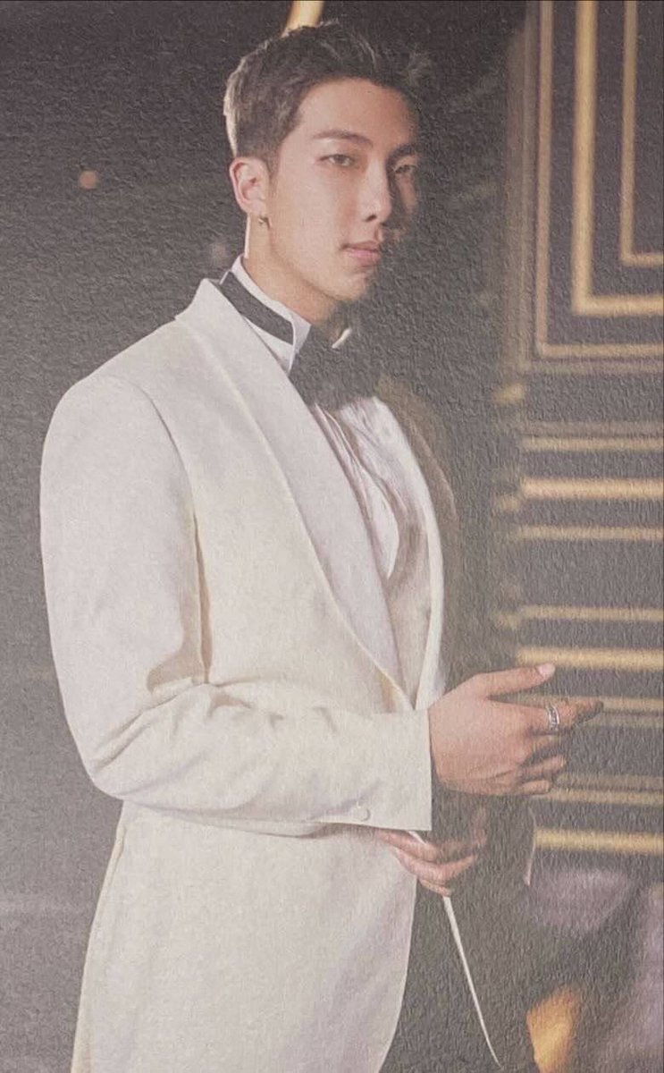 DelimaAre's tweet photo. #KimNamjoon is handsome but him wearing suit makes him look stunning 🤩🤩🤩🥰🥰🥰😍😍😌✨✨✨ #TheFac #BTS Photobook Especial Edición #SociasArmys🌎 @DbJannet @ReciMaria @Amiscorhi @BTSARMYTeachers https://t.co/Peo8jX1w3D