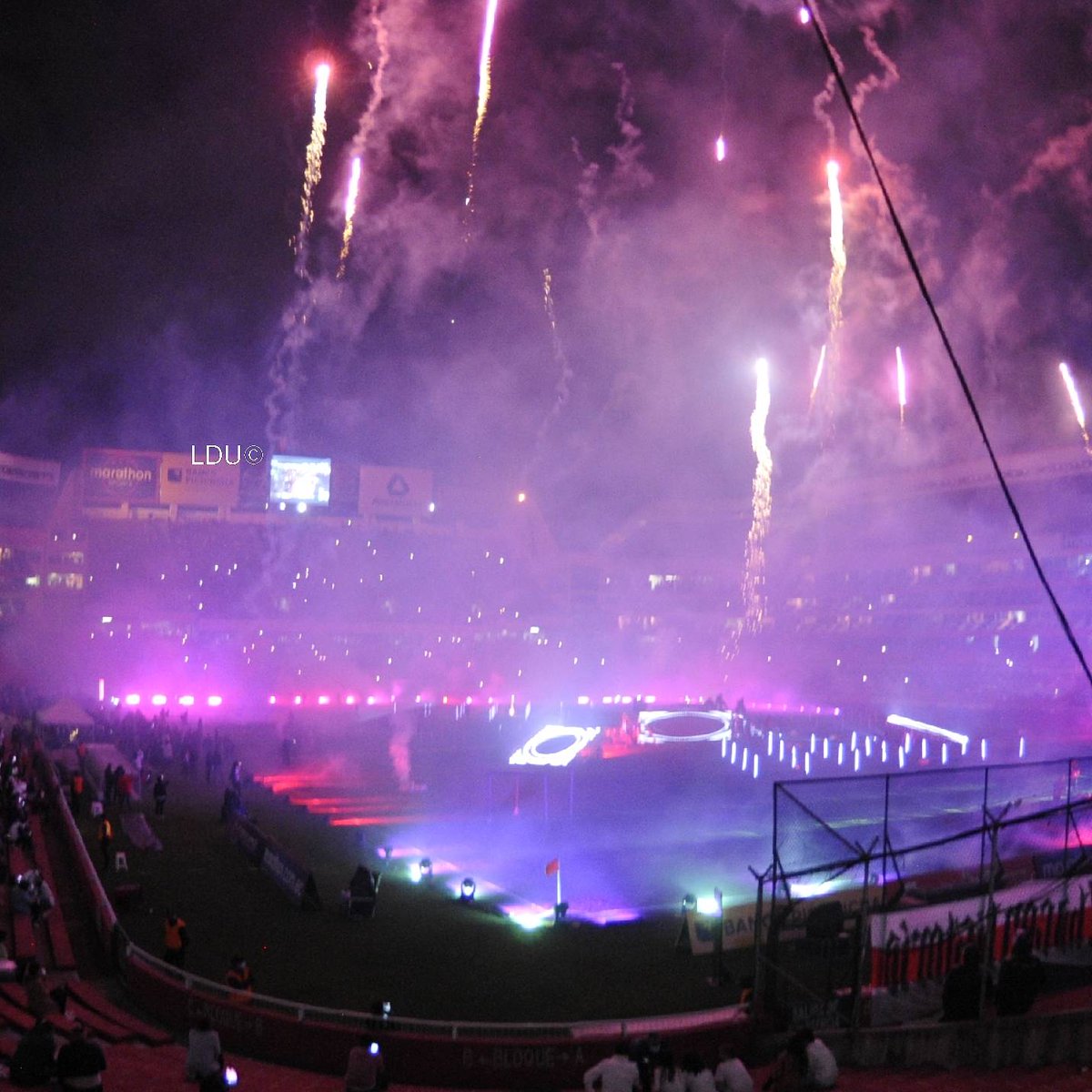 ¡Termina una nueva e inolvidable #NocheBlanca!

¡Gracias a toda la hinchada que se hizo presente en el #EstadioRodrigoPaz 🏟️!

#VamosLIGA ⚪🔴